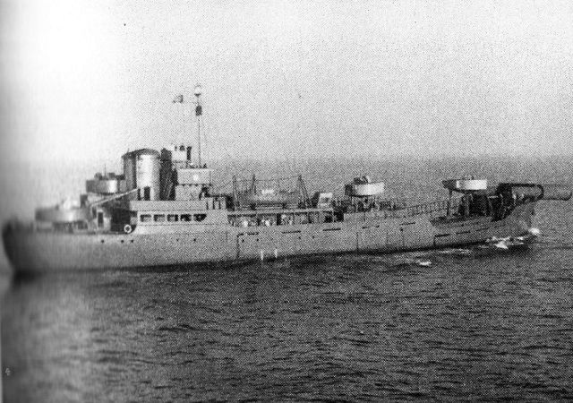 Sperrbrecher 120 ex Rene. Les deux barres de 100 tonnes chacune sont en position repos, elles pointent vers l'avant (© Collection Dr. Jung)