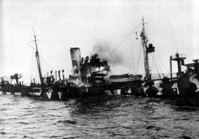 Naufrage du Sperrbrecher 33 ex Silvia lorsqu'un avion attaquant est abattu et s'écrase sur lui