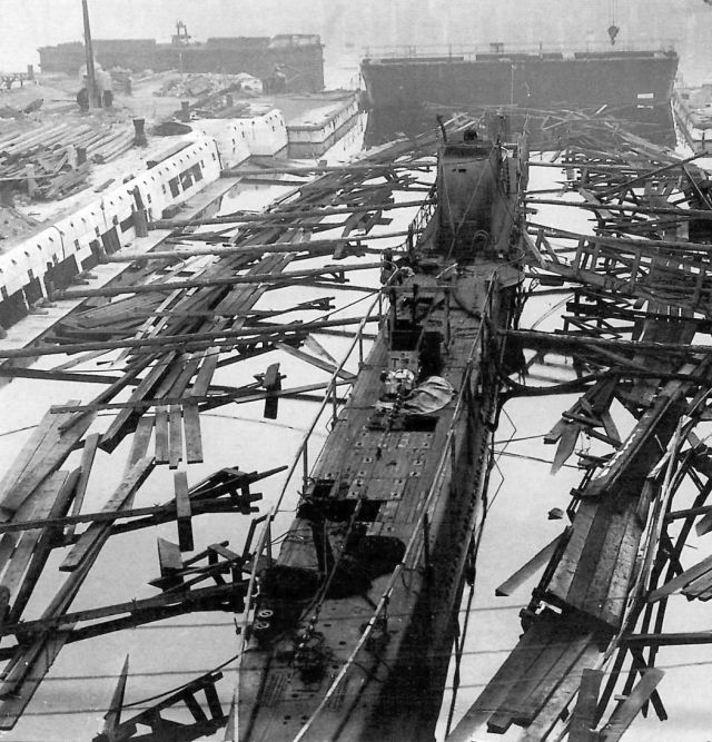 Sous-Marin Aurore sabordée dans le bassin 2 Vauban (© ECPAD)