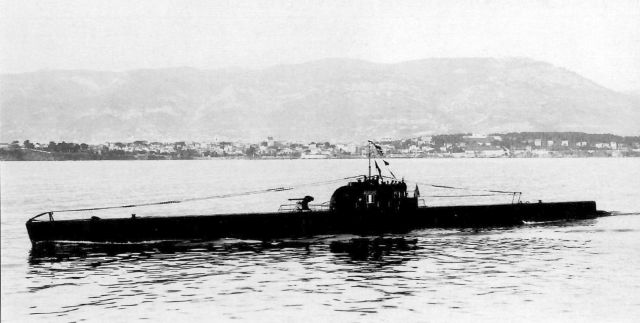 Sous-Marin Aurore entrant à Toulon en 1942 (© Musée de la Marine)