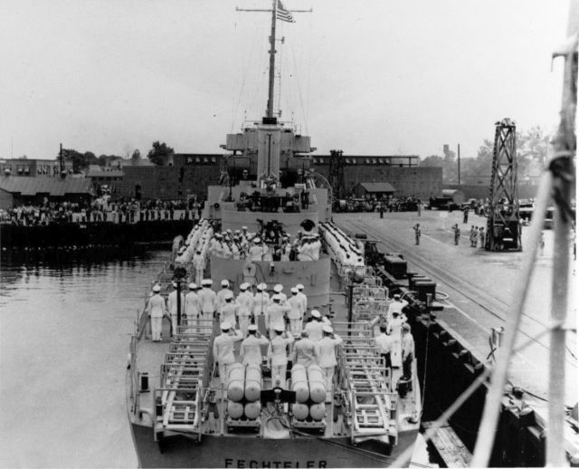 Mise en service du U.S.S. Fechteler le 01 Juillet 1943 (© US Navy)