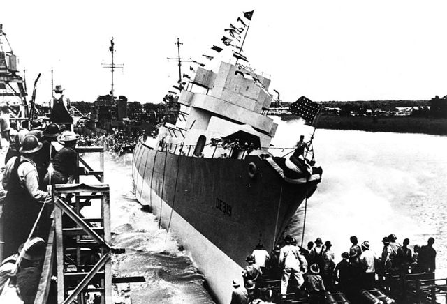 Lancement de l'U.S.S. Leopold le 12 Juin 1943 sur la Sabine River à Orange Texas (© US Navy)