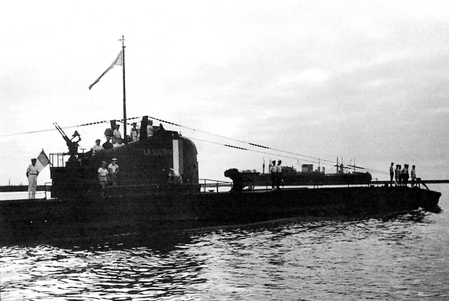 Sous-Marin Sultane à Dakar en 1942 (© ECPAD)