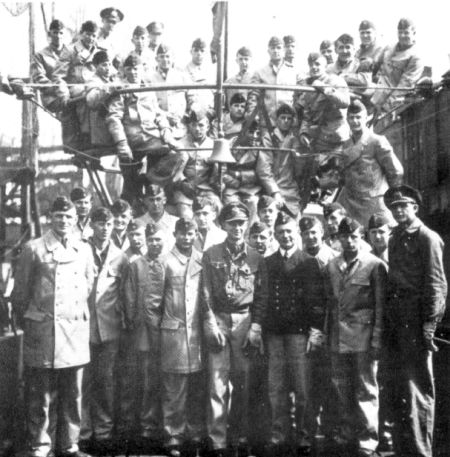 Gerhard Feiler (au centre) pose avec l'équipage de l'U-653 (© DUBMA)