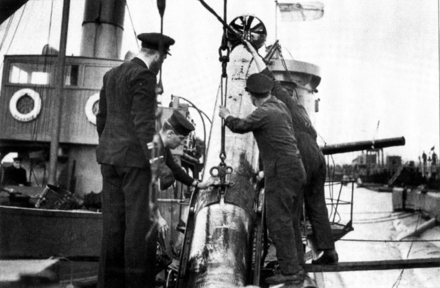 Embarquement d'une torpille sur le H.M.S. Ursula