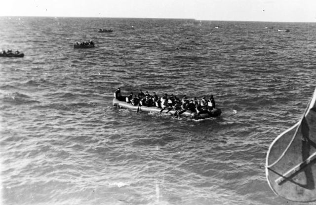 L'équipage du M.S. Irene se dirige vers le H.M.S. Adventure (© IWM)
