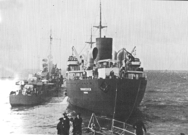 Le Tro&szlig;schiff Dithmarschen au large de l'Espagne, est en cours de mazoutage par le travers, et un second est en remorque. (Collection Jung)