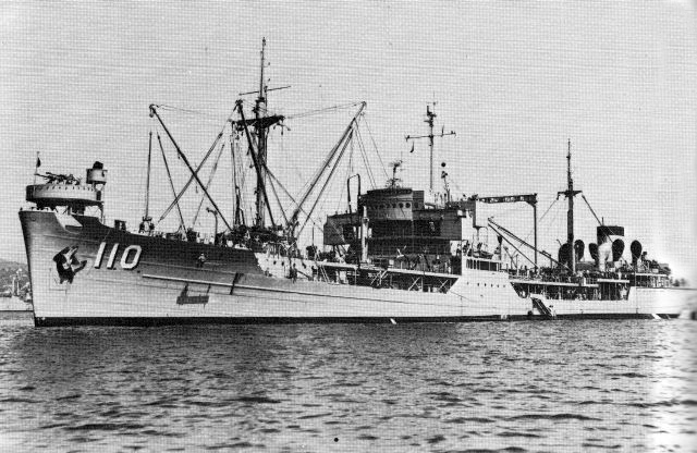En tant que navire de ravitaillement de la marine am&eacute;ricaine, le Conecuh est d&eacute;ploy&eacute; en M&eacute;diterran&eacute;e en Avril 1954. (Photo Bar)