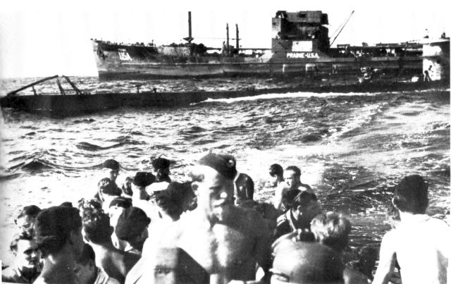 L'U-107 ravitaill&eacute; par le Tro&szlig;schiff Nordmark