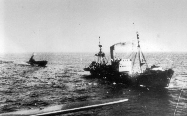 Le KMS UJ 128 remorquant le H.M.S. Seal (&copy; Bibliothek f&uuml;r Zeitgeschichte, Stuttgart 389/17)